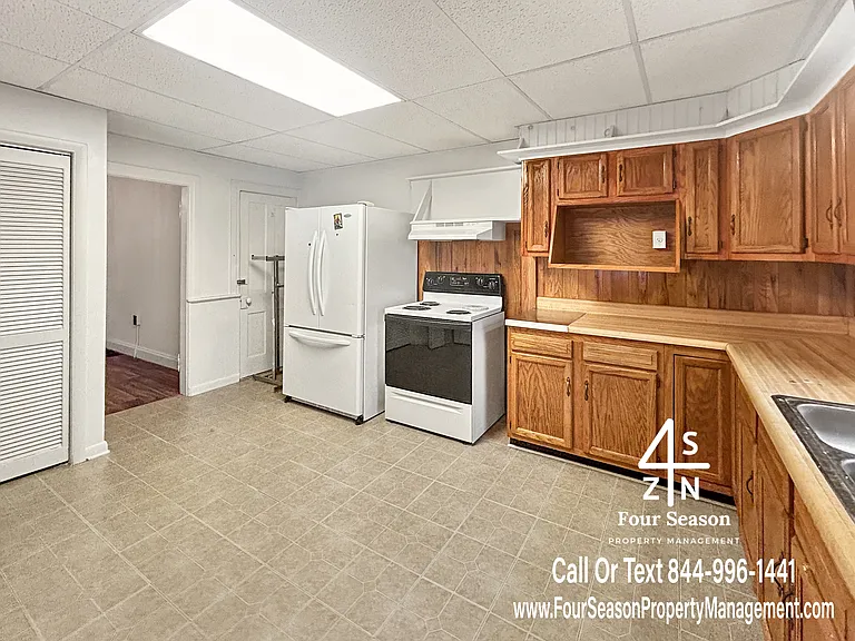 338 S Locust St — Photo 2