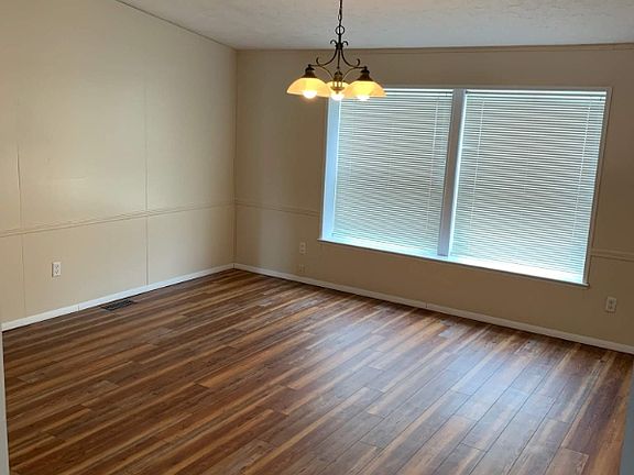 3rd image of 14 Eastwood Dr