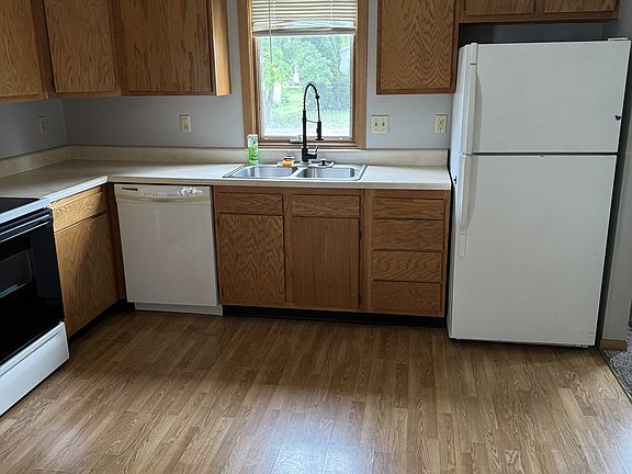 4th image of 705 E Timber St