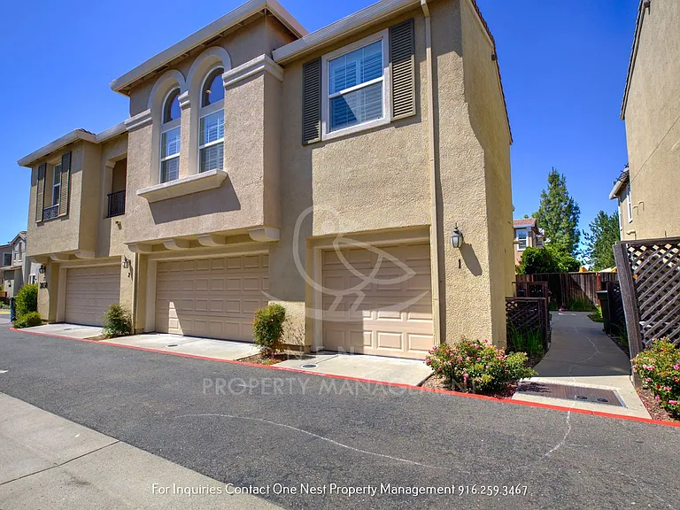 2050 Sierra View Cir #1 — Photo 1