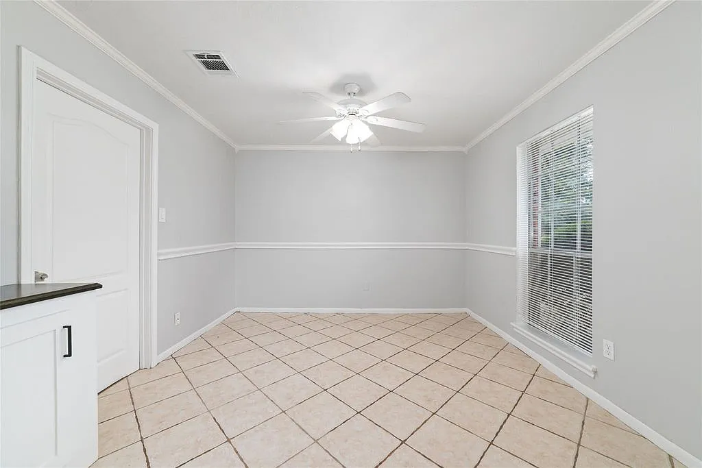 4 bed, 2200 sqft, $2,400 — Photo 3