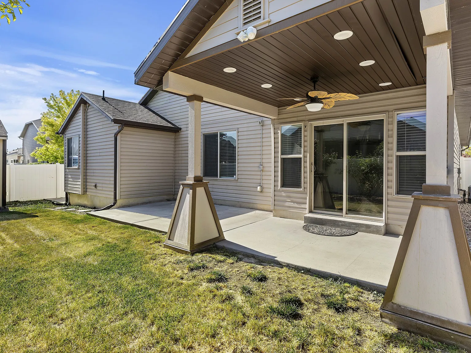 1013 W Chatham Dr — Photo 2