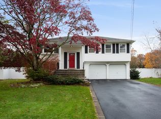 282 Pipe Stave Hollow Rd, Mount Sinai, NY 11766