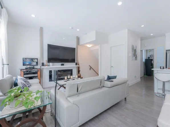 11267 133rd St #2, Surrey, BC V3R 0E3