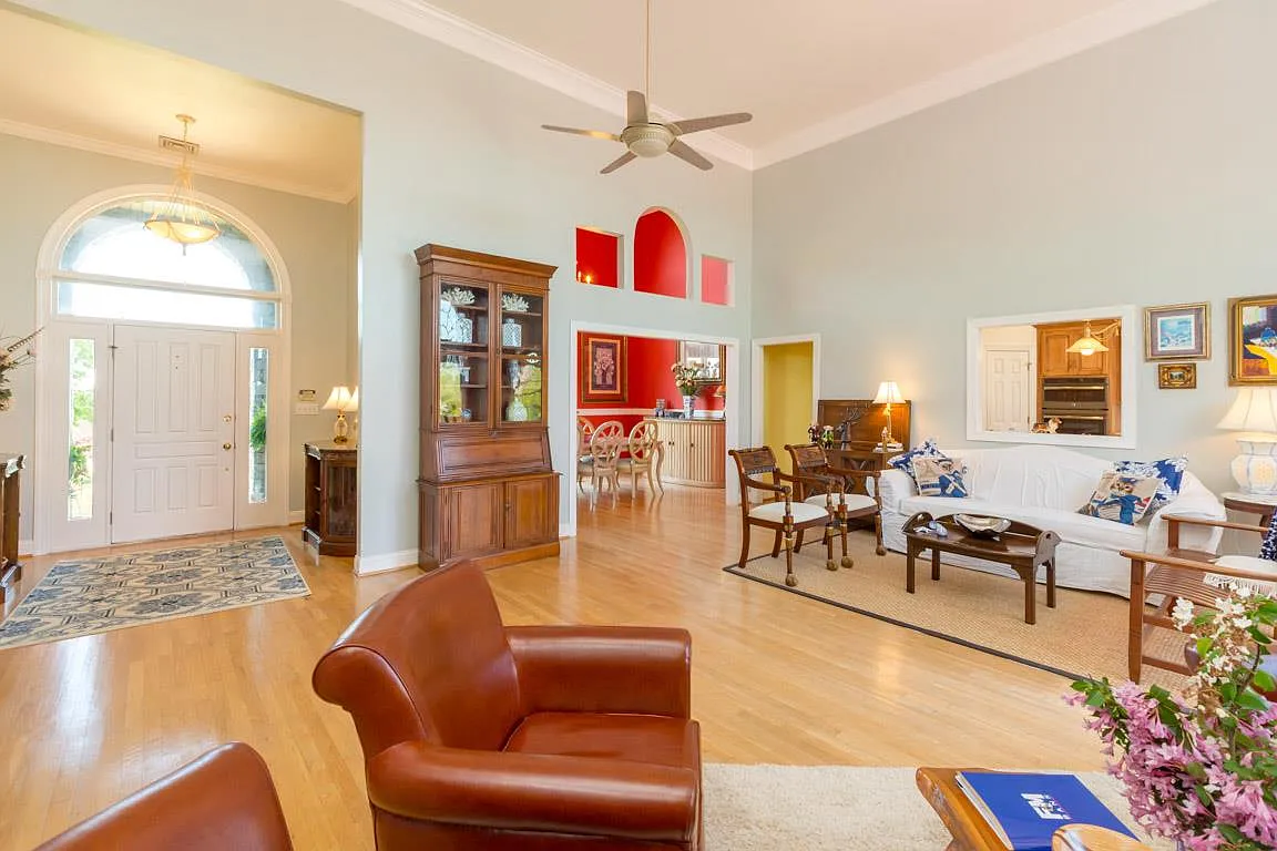 4 bed, 3.5 bath, 3811 sqft, $3,500 — Photo 2