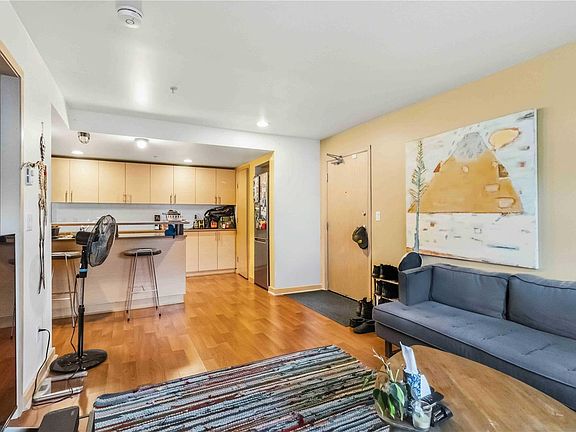 4th image of 787 Tyee Rd #304