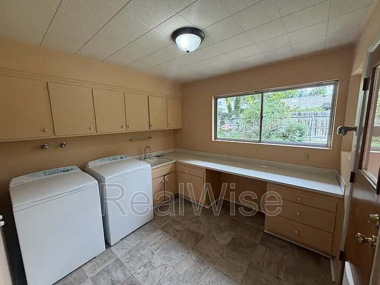 710 NW Midland Ave — Photo 29