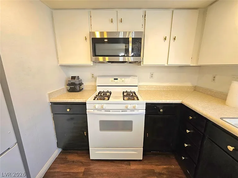 1460 Hialeah Dr #B — Photo 3