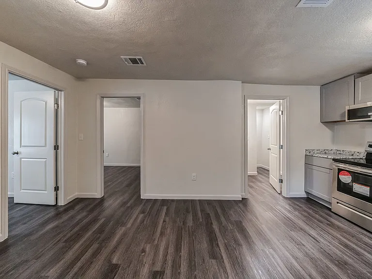 101 W Schreiner St — Photo 20