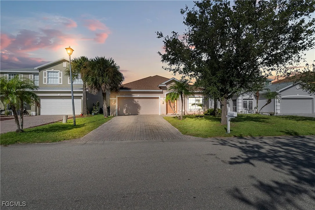 4 bed, 2.0 bath, 1938 sqft, $2,300 — Photo 1