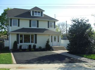 386 Secatogue Ave, Farmingdale, NY 11735