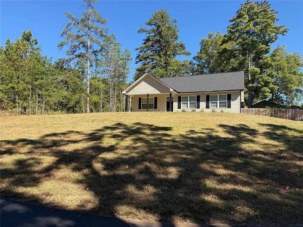 3 bed, 2.0 bath, 1178 sqft, $2,000 — Photo 2