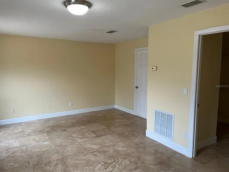 1351 Glenwick Dr — Photo 9