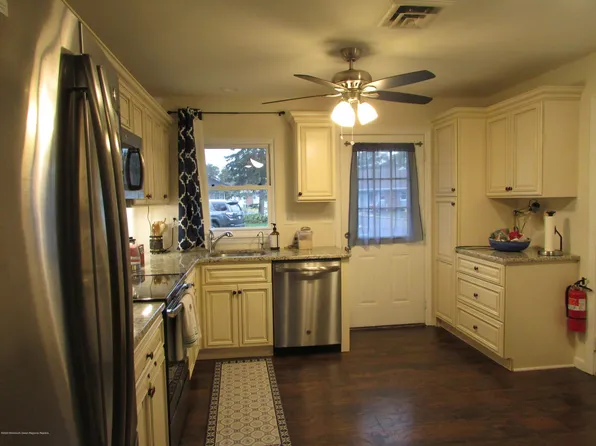 646A Plymouth Dr, Lakewood, NJ 08701