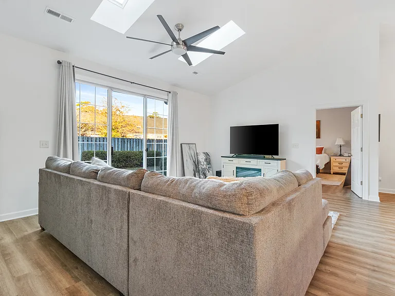 5006 Carleton Dr — Photo 13
