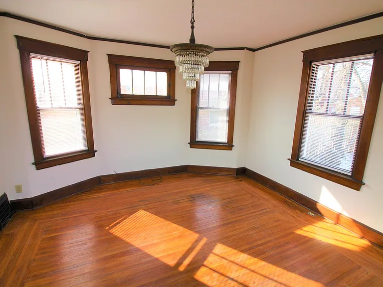 5517 Warren Ave — Photo 4