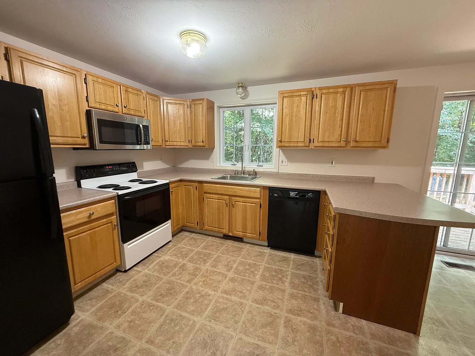 3 bed, 1.5 bath, 1550 sqft, $3,000 — Photo 4