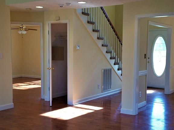 3rd image of 925 Glenraven Dr