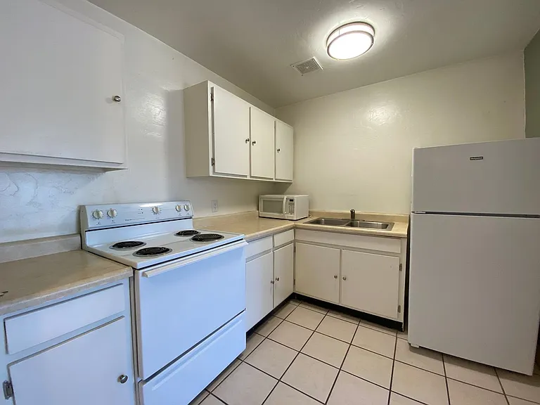 1 and 2 Bedrooms Great Location with Community Pool and Onsite Laundry! 1/2 of Mile from U of A — Photo 22