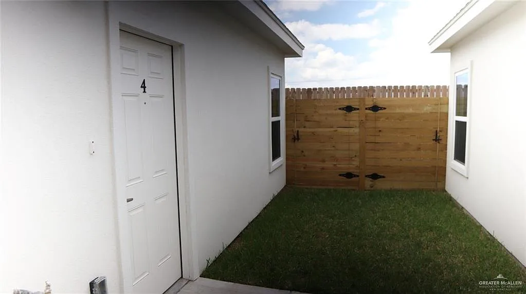 3 bed, 2.0 bath, 4050 sqft, $1,000 — Photo 4