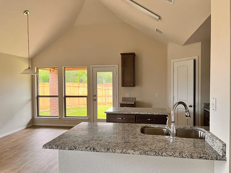 324 Greenhaven Dr — Photo 10