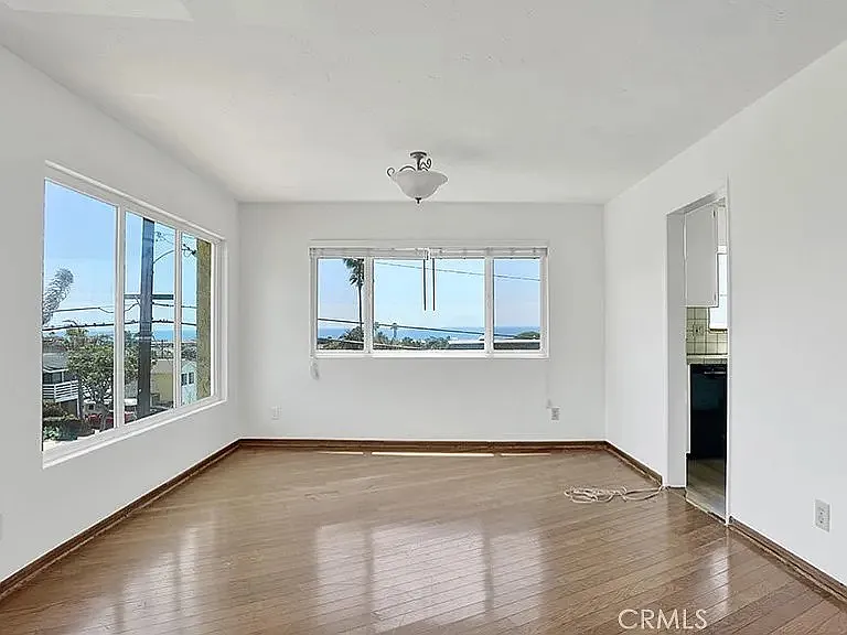 3 bed, 1900 sqft, $4,950 — Photo 3