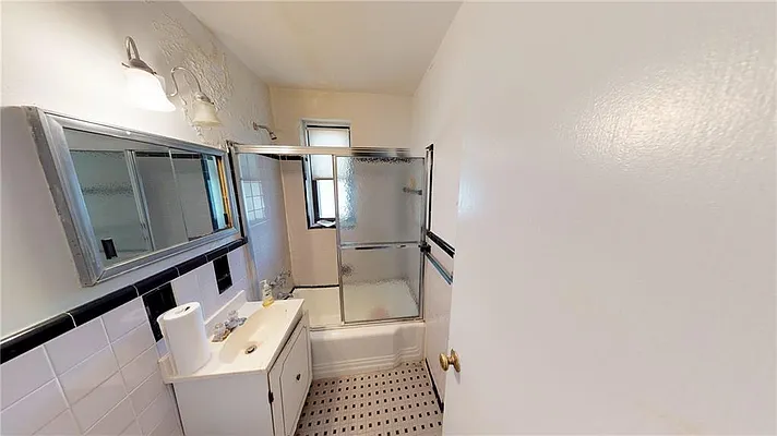Sold by Remax Edge | media 8