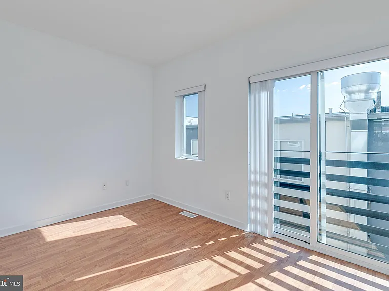 228 W George St #218 — Photo 25