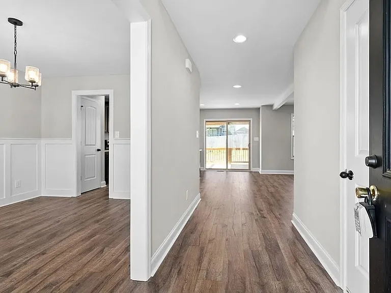 736 Banister Dr — Photo 2
