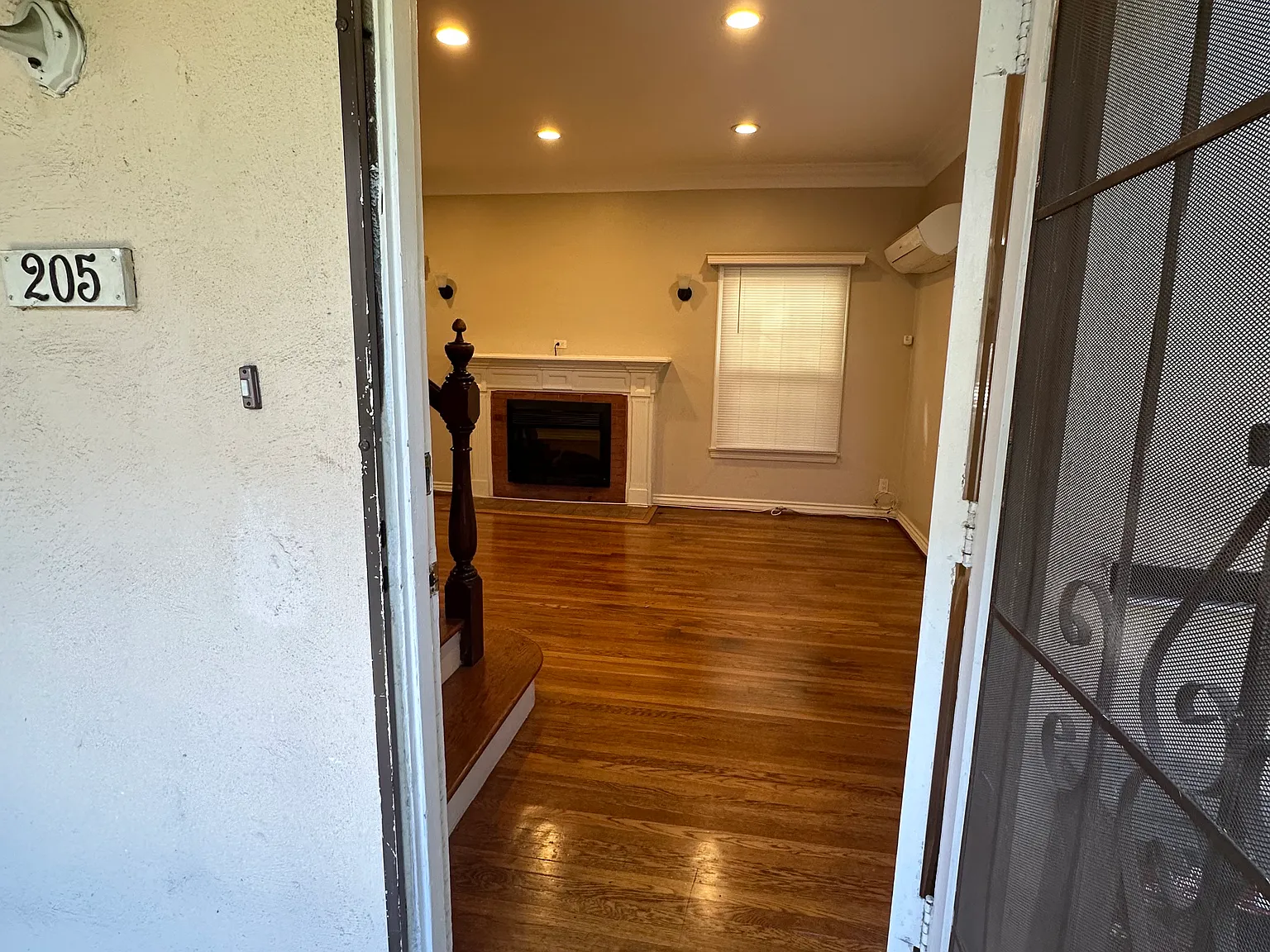 2 bed, 1.5 bath, 1550 sqft, $4,000 — Photo 2