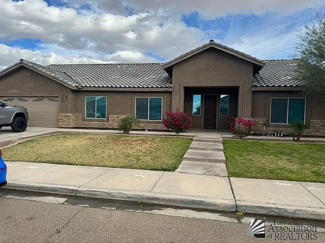 4 bed, 2.0 bath, 2500 sqft, $3,000 — Photo 2