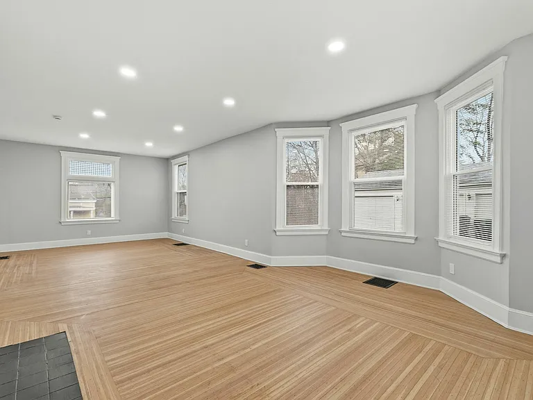 2978 Wardall Ave — Photo 3