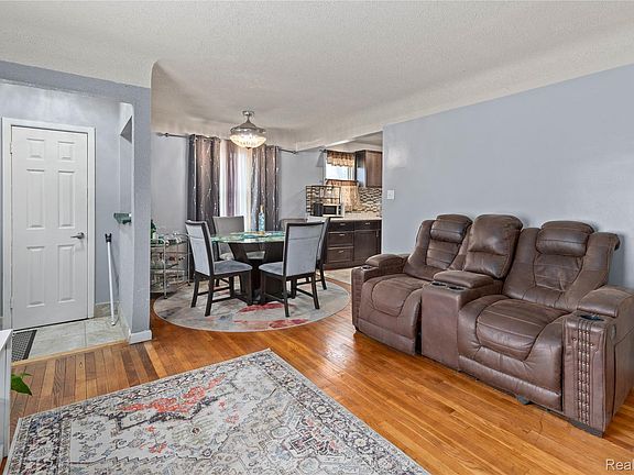 4th image of 28005 Avondale St