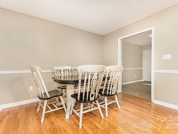 5th image of 709 Robin Ave