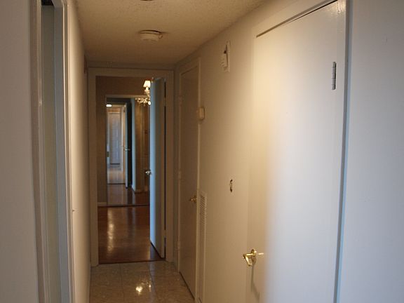 Hall to Master B-room 1