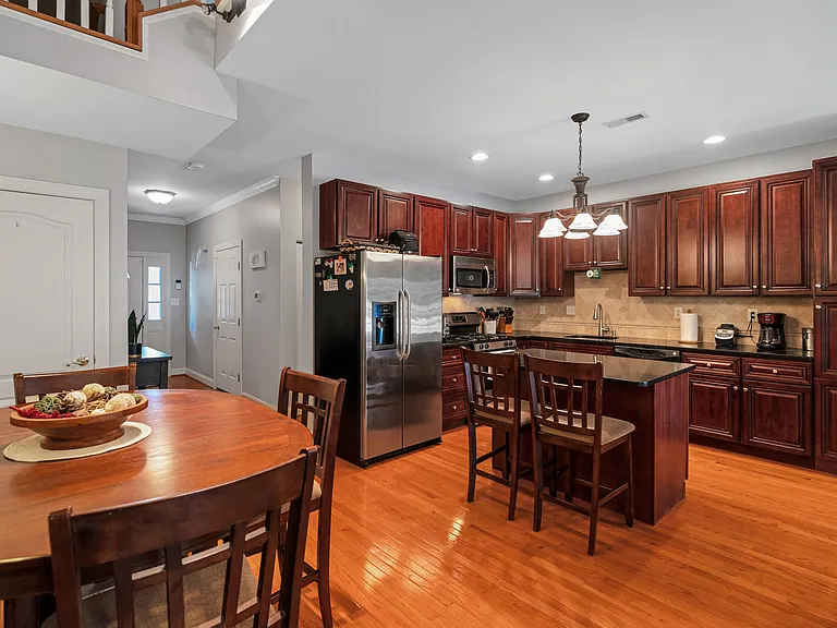 1019 Ford St — Photo 4