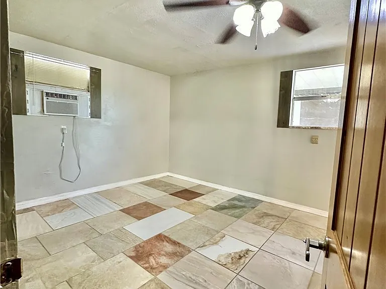 907 Laredo Ave — Photo 13