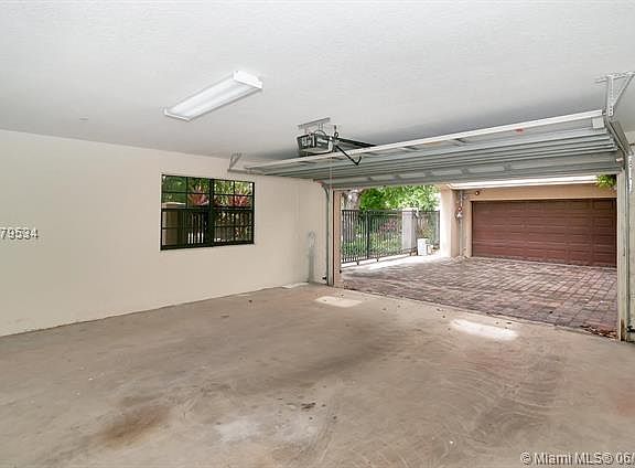 4th image of 2761 Coconut Ave #2761