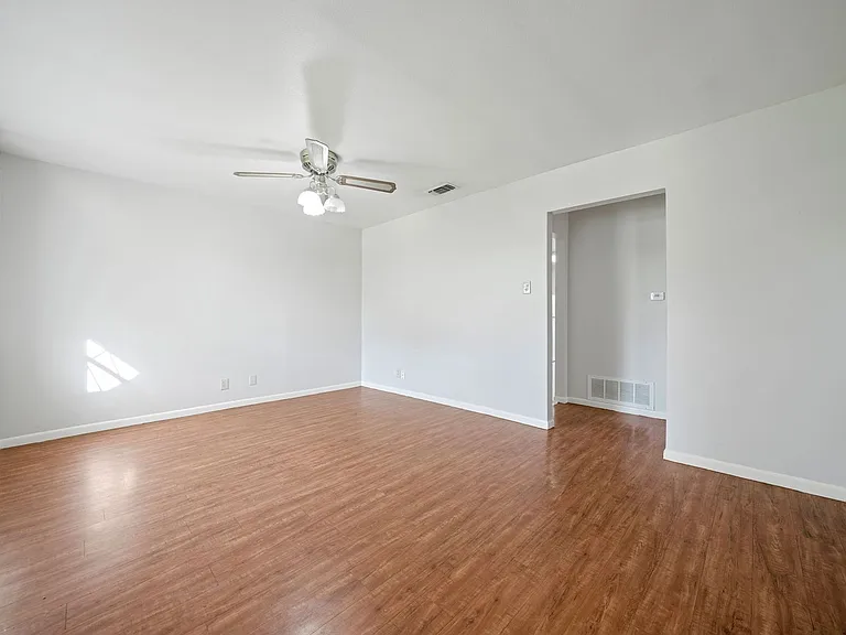 130 Algarita Rd — Photo 4