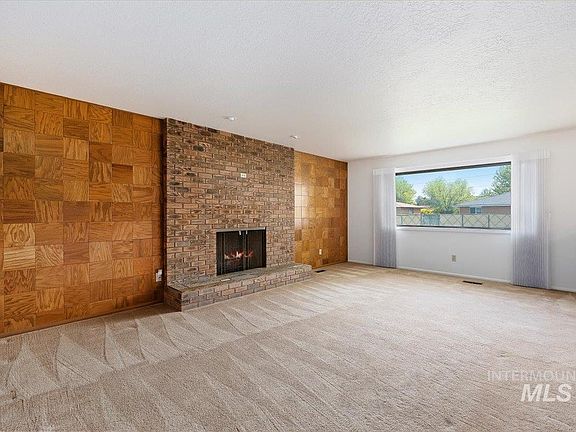 4th image of 1028 Lakewood Dr