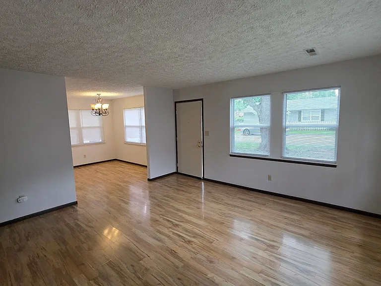624 W Lois St — Photo 5