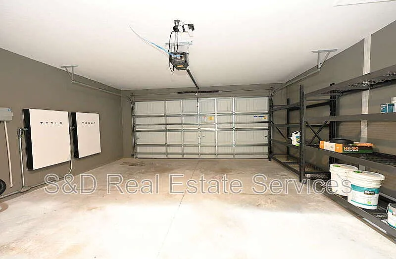 5 bed, 3.0 bath, 1975 sqft, $1,999 — Photo 3