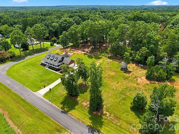 3rd image of 1134 Oakwood Dr