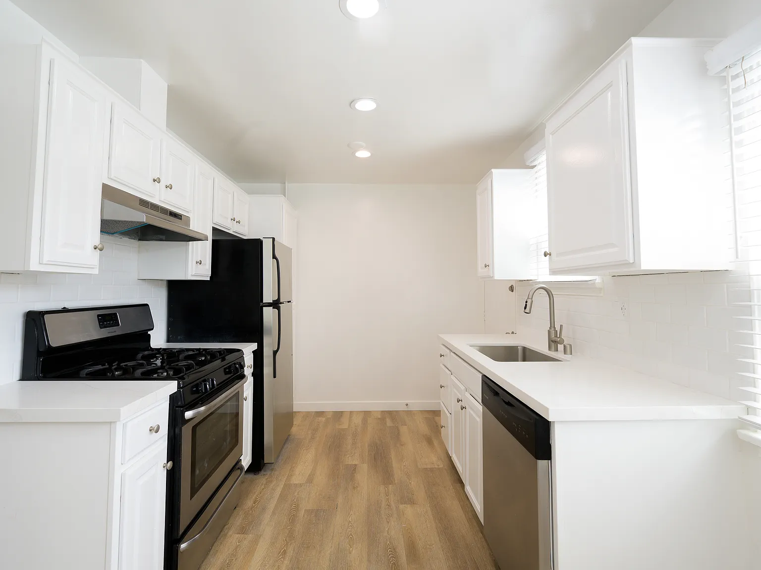 2 bed, 900 sqft, $3,950 — Photo 2