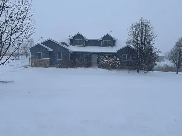 3300 Allie Ln, Clinton, IA 52732