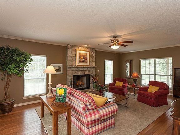 5th image of 380 Twin Canyon Dr
