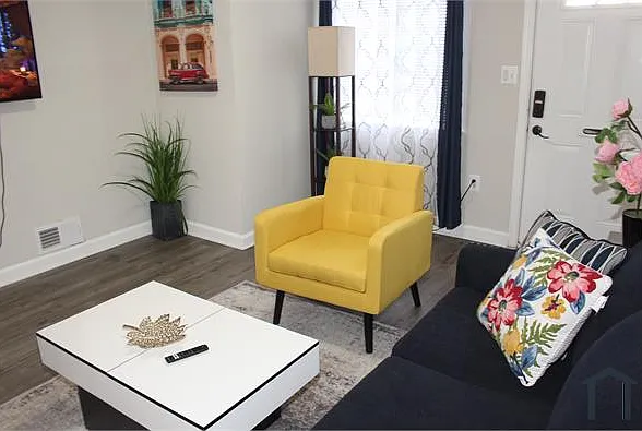 1607 Levis St NE #1 — Photo 3