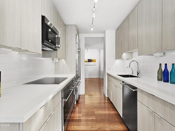 3rd image of 35 E 75th St #10D