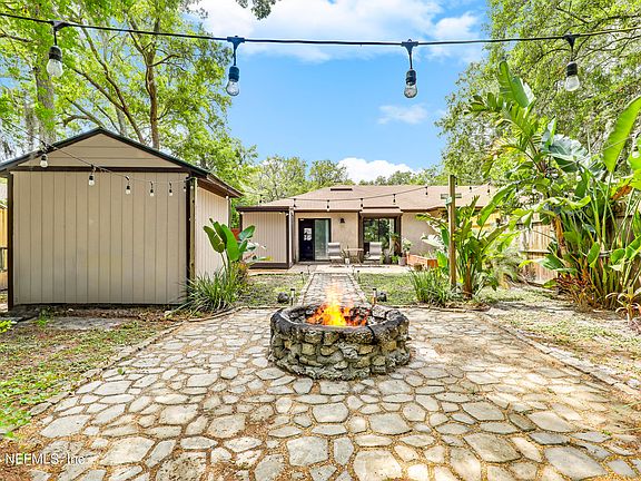 3rd image of 1065 MIMOSA COVE Court W