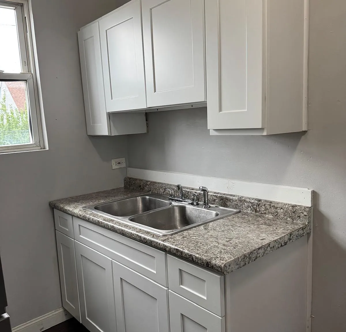 2711 S Hamlin Ave — Photo 2